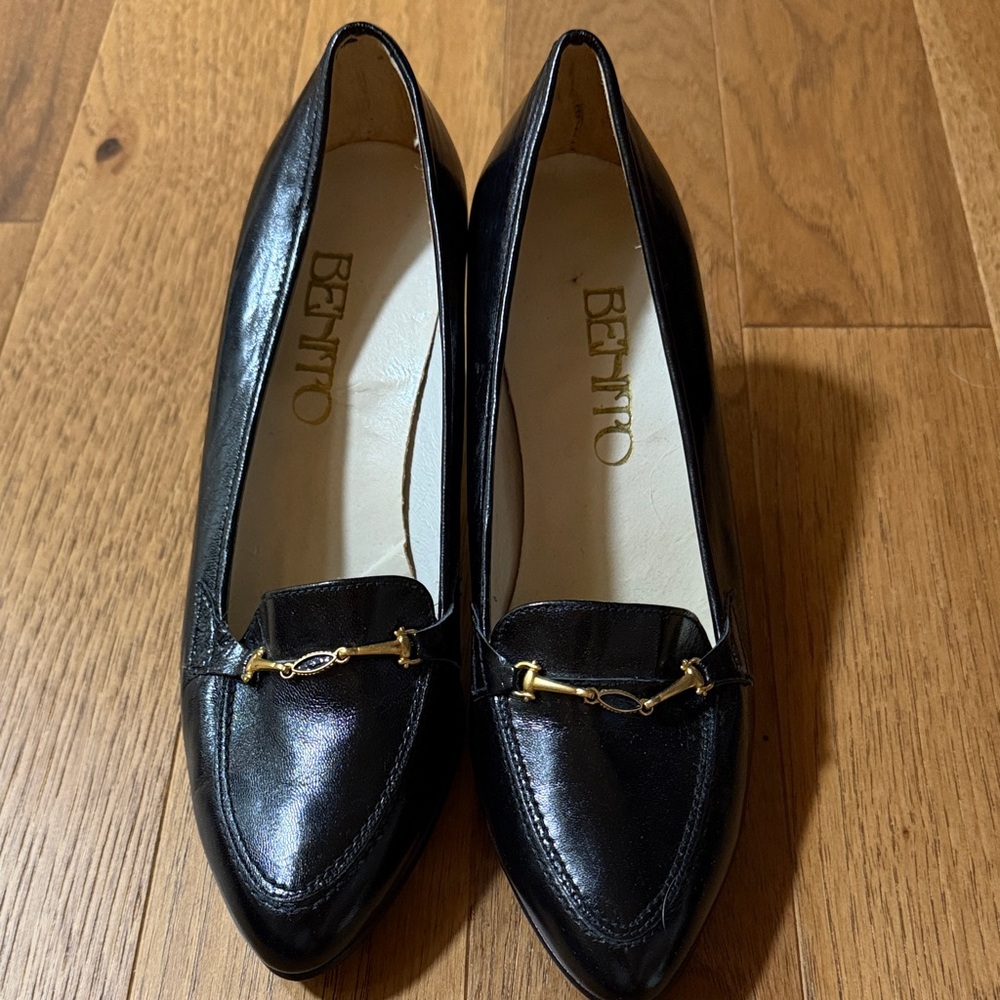 Benito vintage black heels with charm